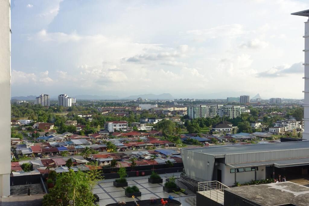 8Pax Cozy Home Stay Jazz Suites 1 Vivacity Kuching Sarawak 3Br Exterior photo